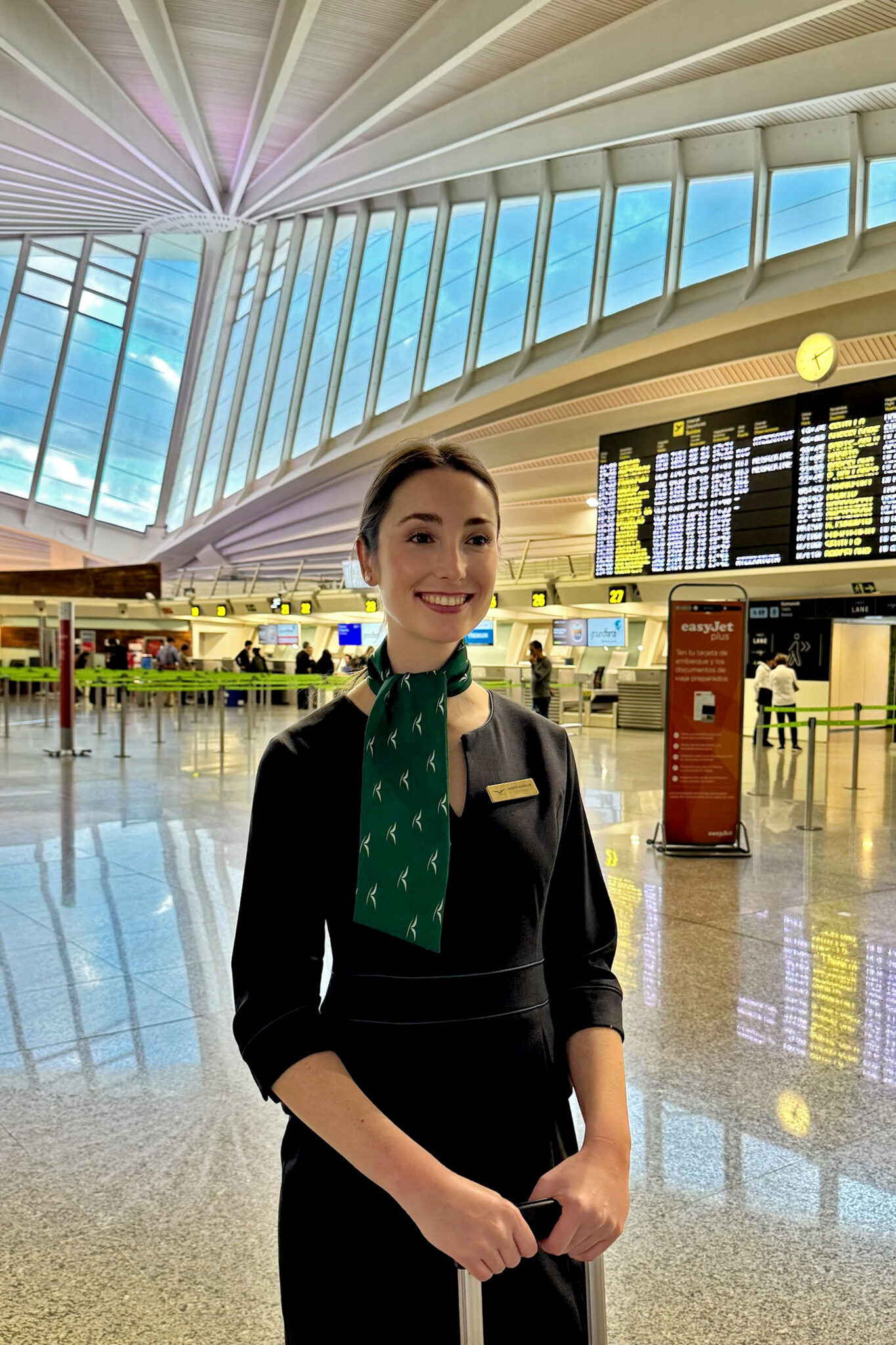 Alumna con uniforme en la terminal del aeropuerto