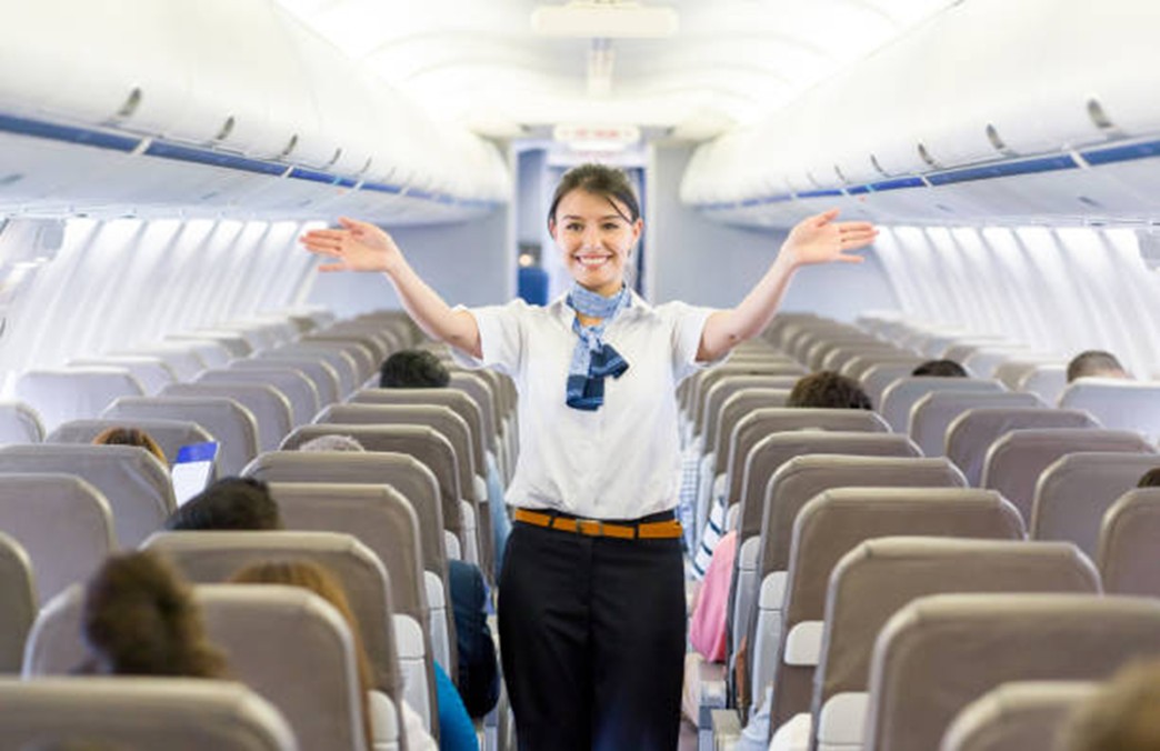 Tripulante de cabina en el pasillo del avión