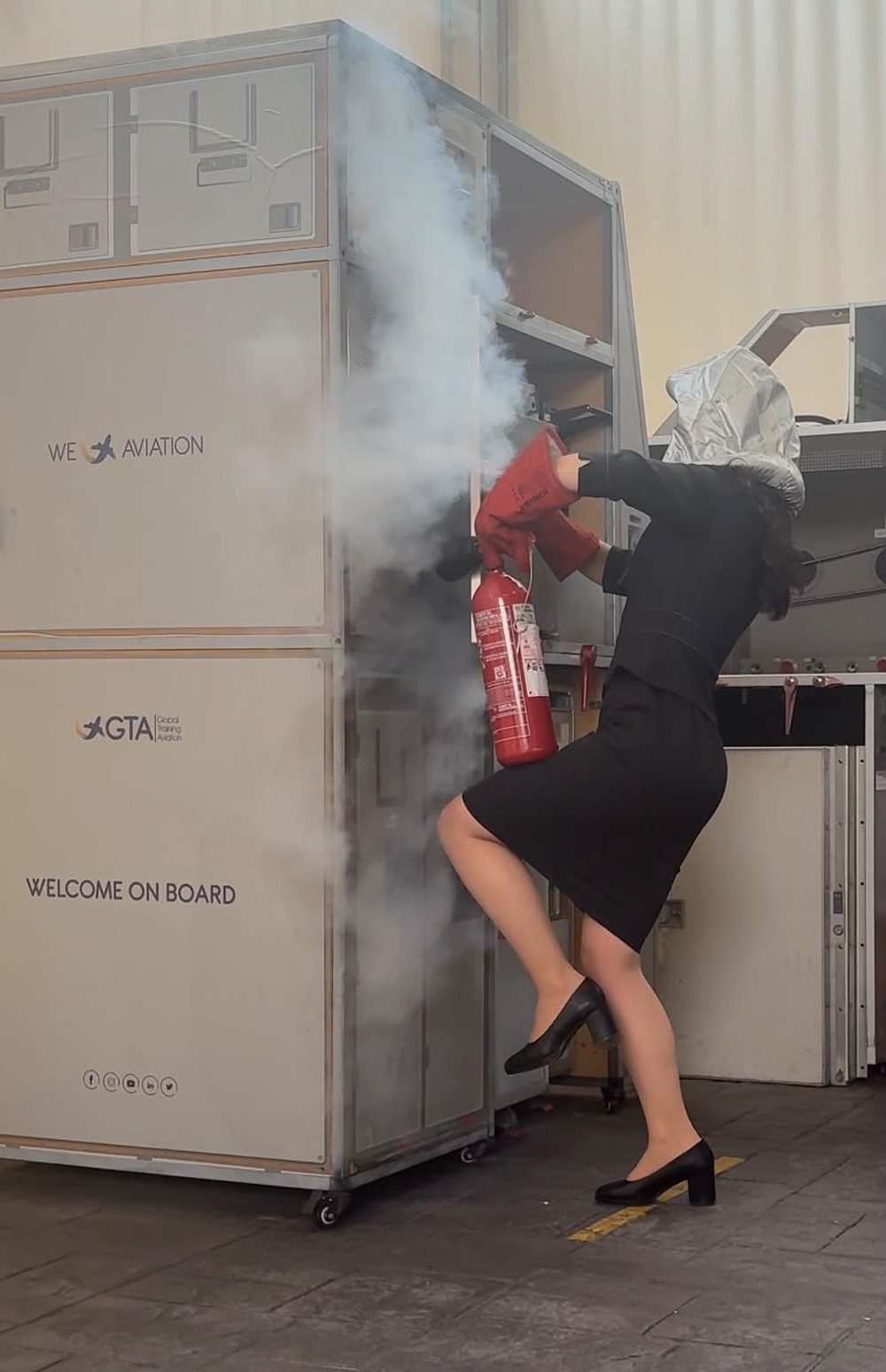 Alumna en la práctica de extinción de fuego y humo en cabina