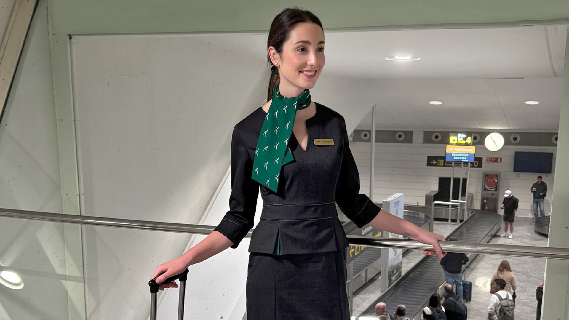 Alumna de North Aviation Training con uniforme en el aeropuerto de Bilbao